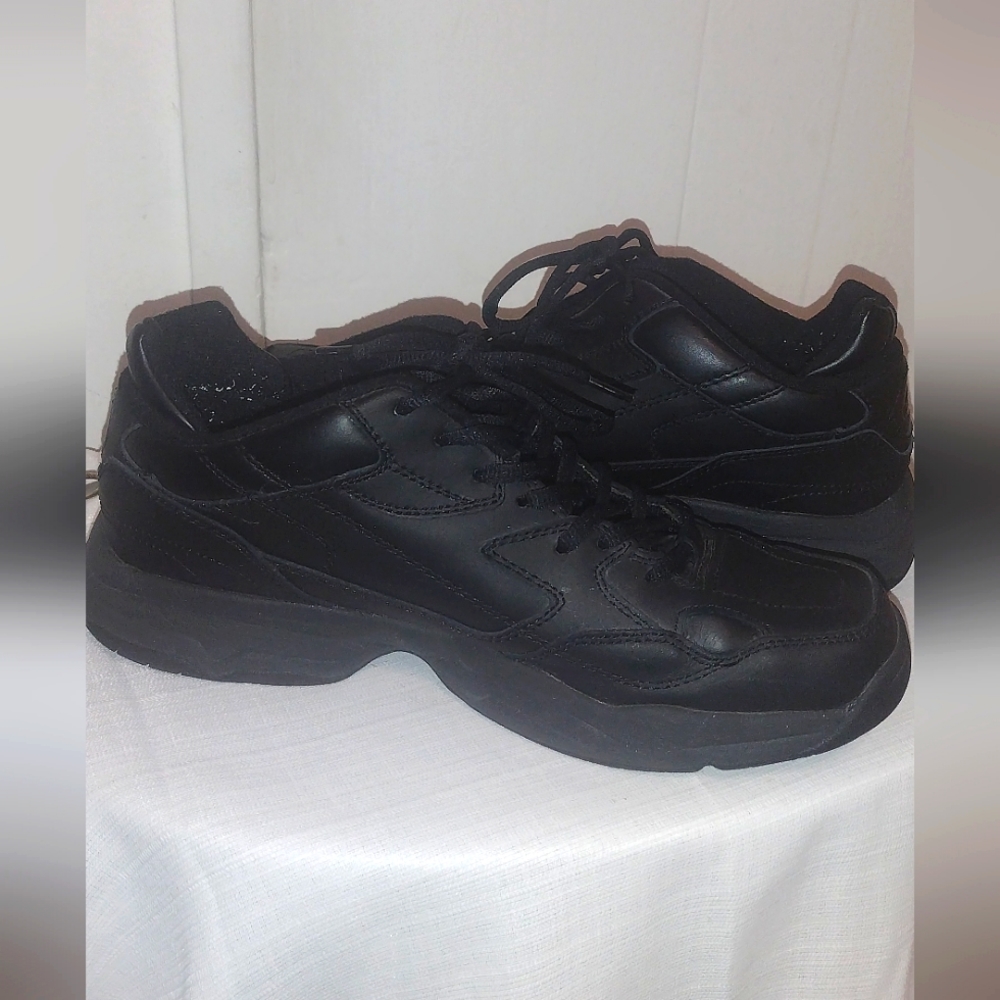 Skechers slip resistant Size 10.